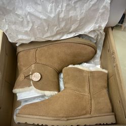UGG Mini Bailey Button NEW 
