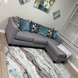 BEAUTIFUL GRAY SECTIONAL COUCH IN EXCELLENT CONDITION (FREE DELIVERY AVAILABLE)