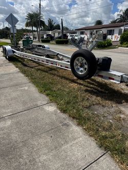 Boat trailer 28 to 32 12000 pounds brakes aluminun rims ready to go