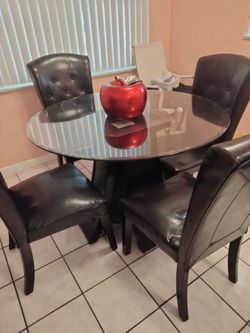 Beautiful Cristal Dining Table Set With 4 Leather Chairs 