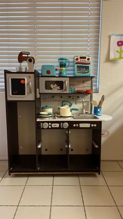 Kid’s Play kitchen