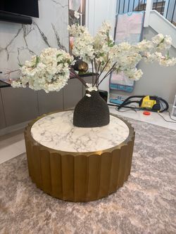 Luxury Round Coffee Table – White Marble Look & Sculptural Gold Base