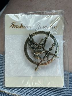 the Hunger Games Catching Fire mockingjay pin new