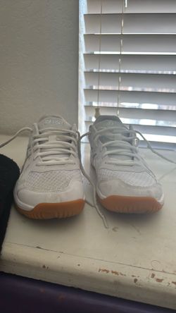 ASICS volleyball court shoes with knee pads included