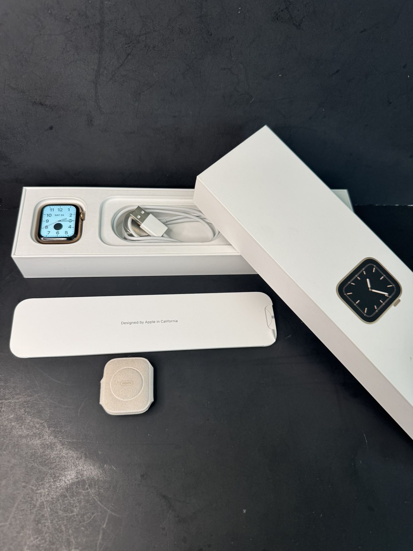 40mm Gold Stainless Steel Apple Watch S5 Gold Apple Watch S5 40mm - Main Image