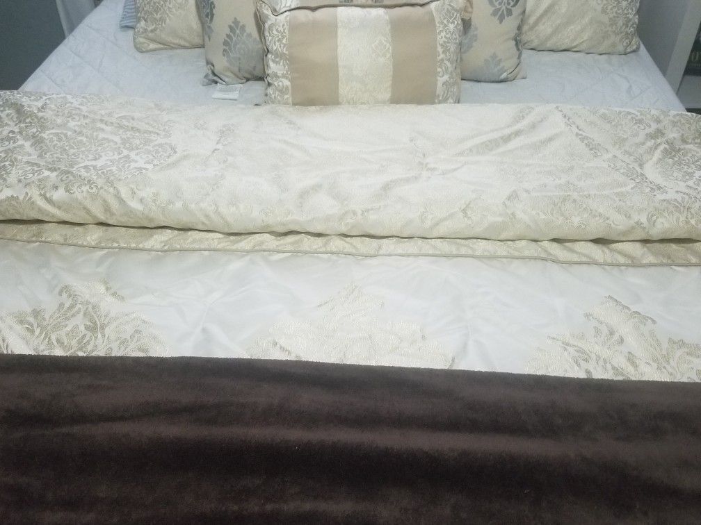 Queen comforter set