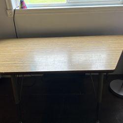 Free Child’s Adjustable School Table