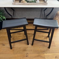 (2) 24" Counter Height Black Saddle Back Bar Stools