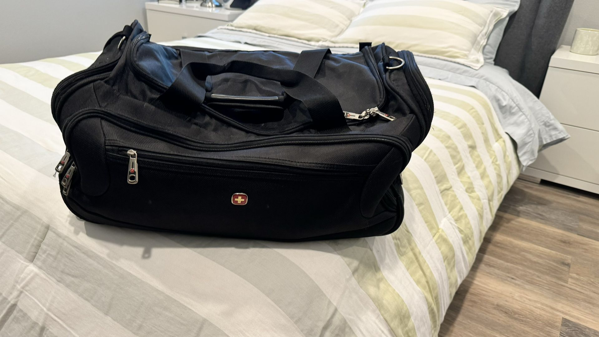 Swiss gear Duffle Bag With Handlebars And Wheels