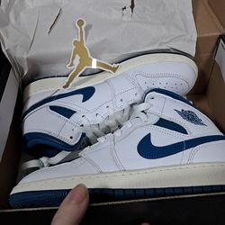 Air Jordan 1 Mid SE (GS) 5.5 Youth