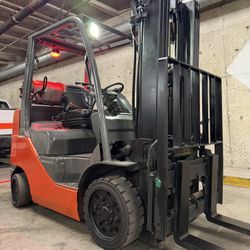 TOYOTA M8 forklift , latest model 5500 lb, 3 stage, side shift , fork positioner 