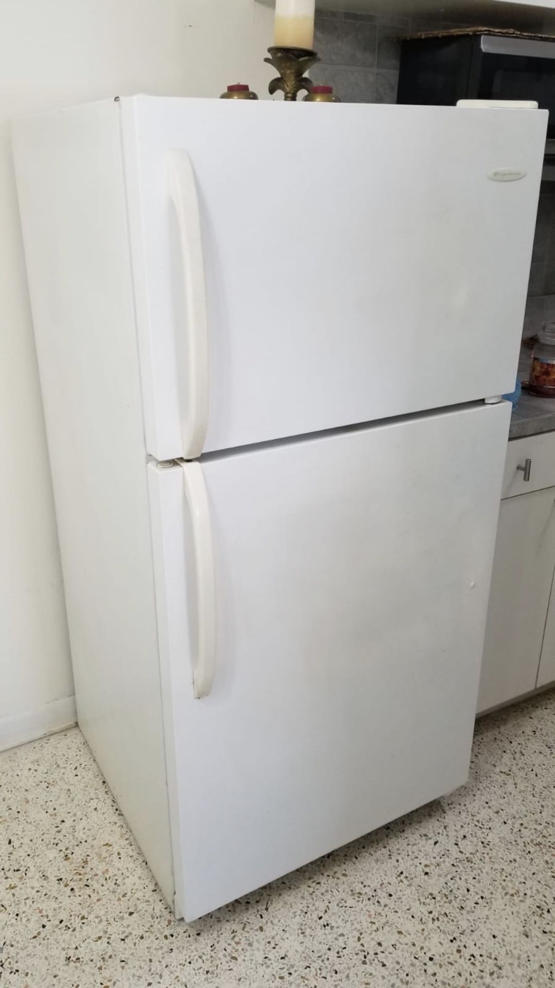 White refrigerator Frigidaire brand in excellent condition. We’re just selling because we changed to stainless steel. Nevera blanca en buen estado re