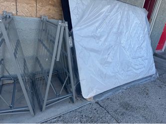 🔥 Queen Size Metal Bed Frame + Mattress – Clean & Ready to rGo 🔥 (Pick-Up only)