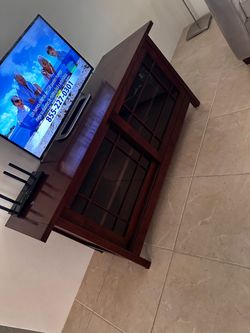 Solid Wood TV Console w/ Glass Doors & Storage – Excellent Condition