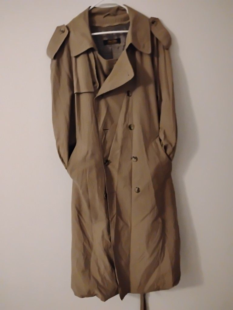 100%™Wool. BROOKS BROTHERS TRENCH COAT