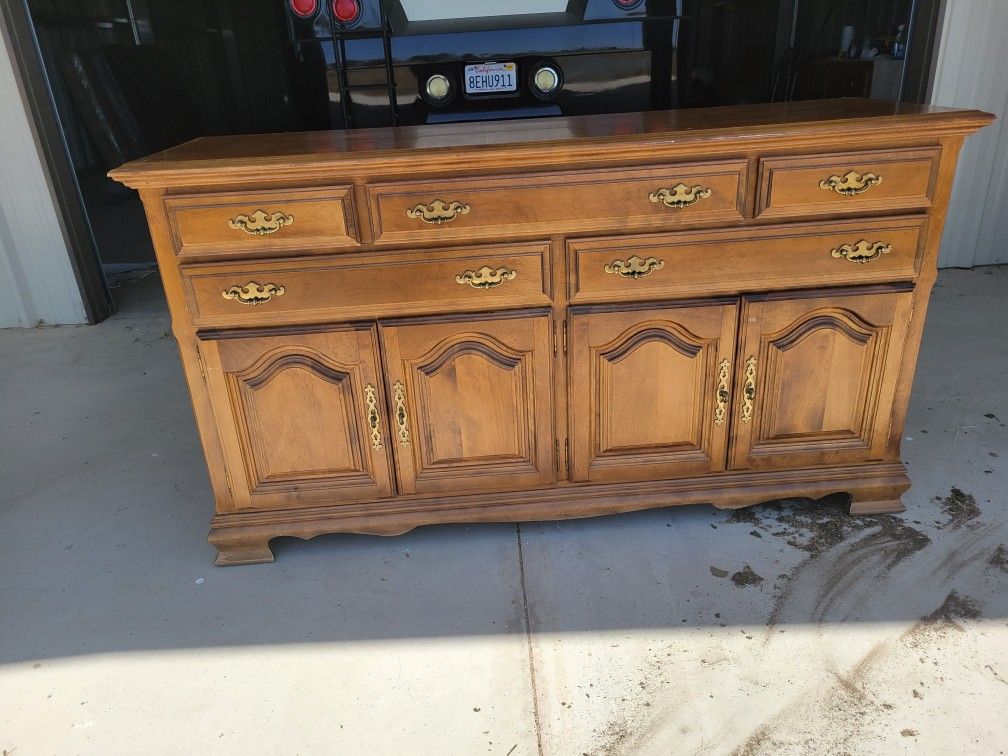 Beautiful Solid Wood 5 Drawer Dresser 