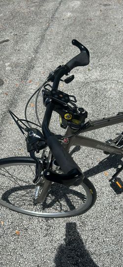 Schwinn Trailway Hybrid Bike featuring a grey lightweight aluminum frame/front suspension