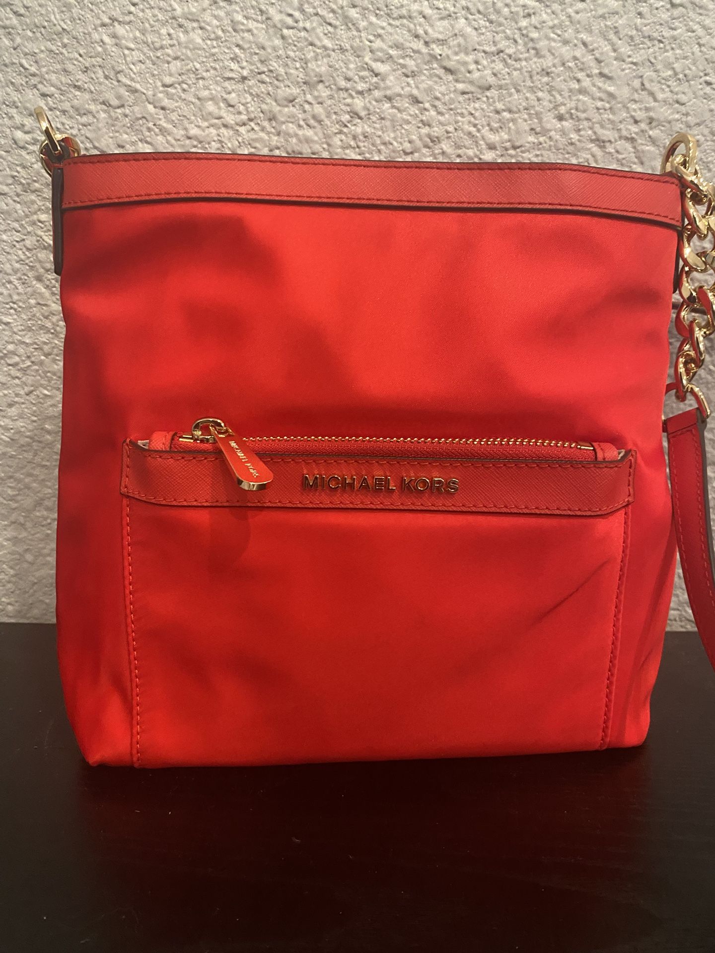 MICHAEL KORS MORGAN RED CHILI NYLON+SILVER CHAIN,CROSSBODY,MD MESSENGER