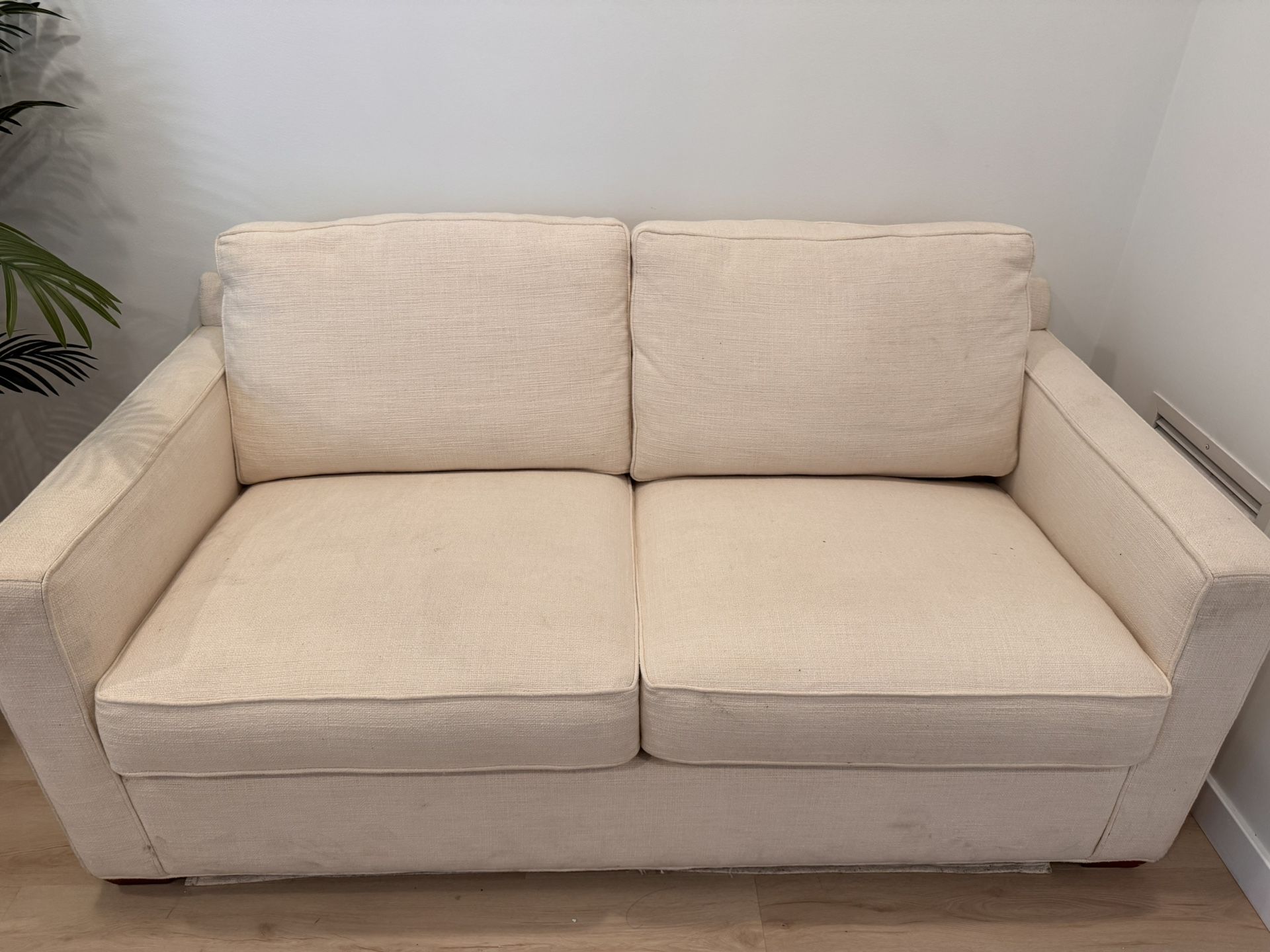 Cream Sleeper Sofa – Gently Used & Comfortable