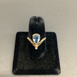 14K Yellow Gold Blue Topaz Ring Size 7