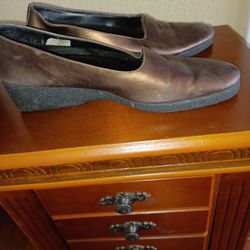 Ladies. Shoes Aerosoles leather low wedge, Size 7B brownish - gold.
$8.