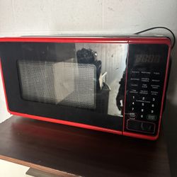 Microwave 0.7 Cu  ft Capacity 