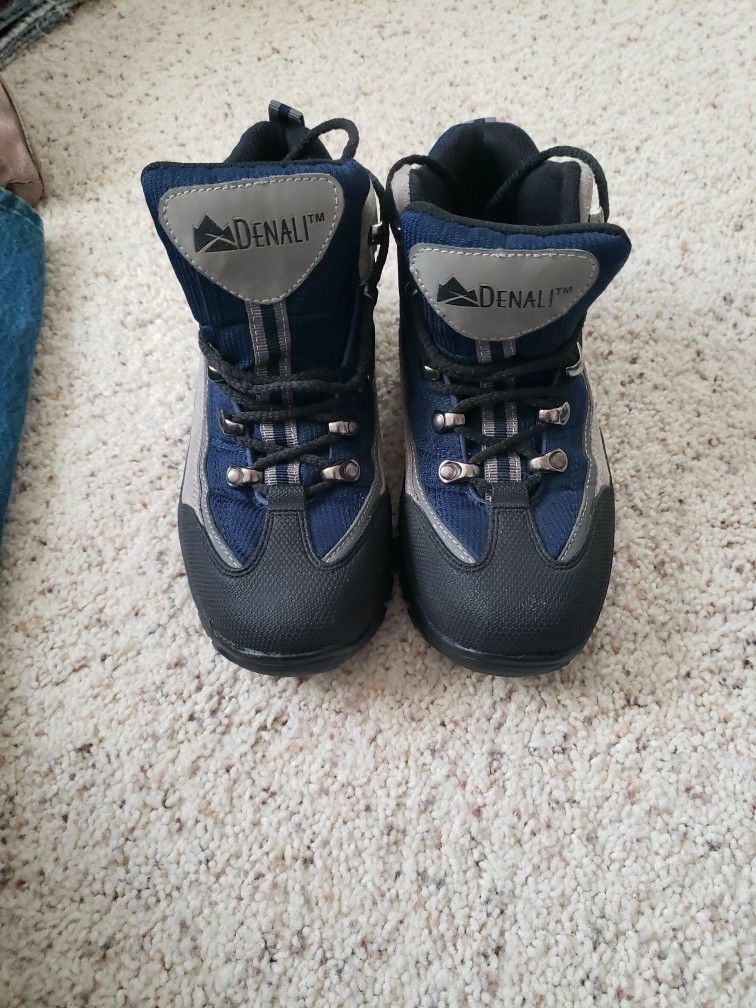 DENALI.  Woman Hiking Boot
