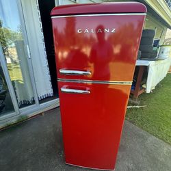 Small Refrigerator.. Not Working Looks Like New 