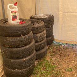 Tire for sale. 295/25/r22//225/70r16///215/60/r16//195/70r14//225/45r17//205/60r16//185/70r14//185/70r14