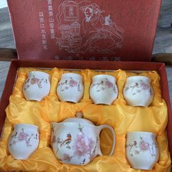 Vintage Chinese fine porcelain tea set and 6 cups in presentation box, never used!