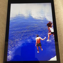 Apple iPad 6th Gen. 32GB, Wi-Fi, 9.7in - Silver W/ Case $125