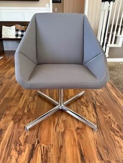Modern swivel lounge chair