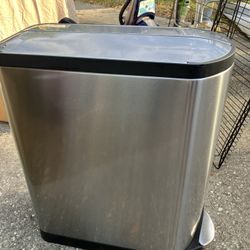 Simple Human Garbage Can (K)