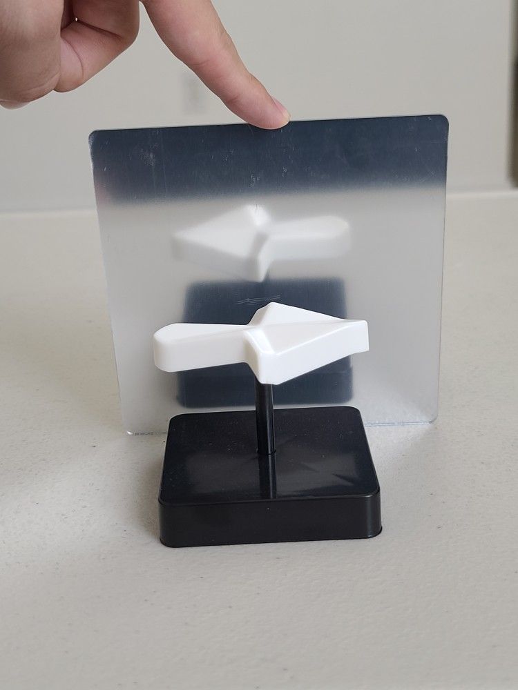 Magic Right Arrow Optical Illusion Trick Novelty Toy Knick Knack Prank
