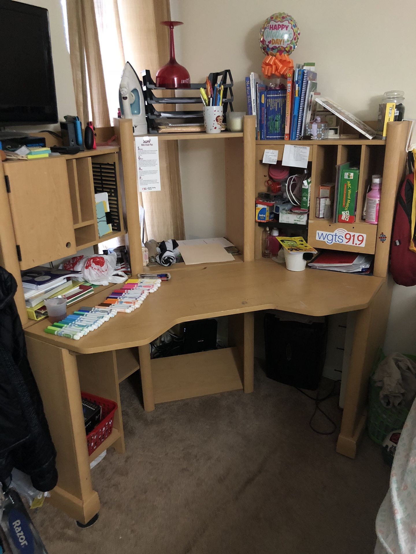 Free desk with hutch