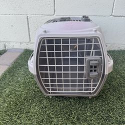 Dog or cat kennel 