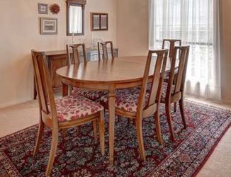 Dinning Room Table And Chairs  Great Condition 