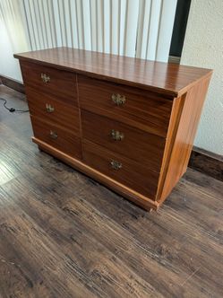 Vintage Mid-century
modern style 6-drawer Dresser.