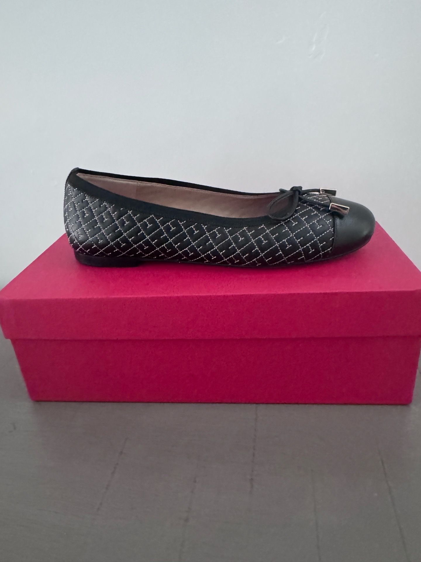 CH Carolina Herrera Flats size 8