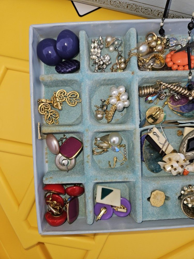 Assorted Costume Vintage Jewelry Pieces
