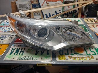 12-14 Toyota Camry Right Passenger Side Headlight