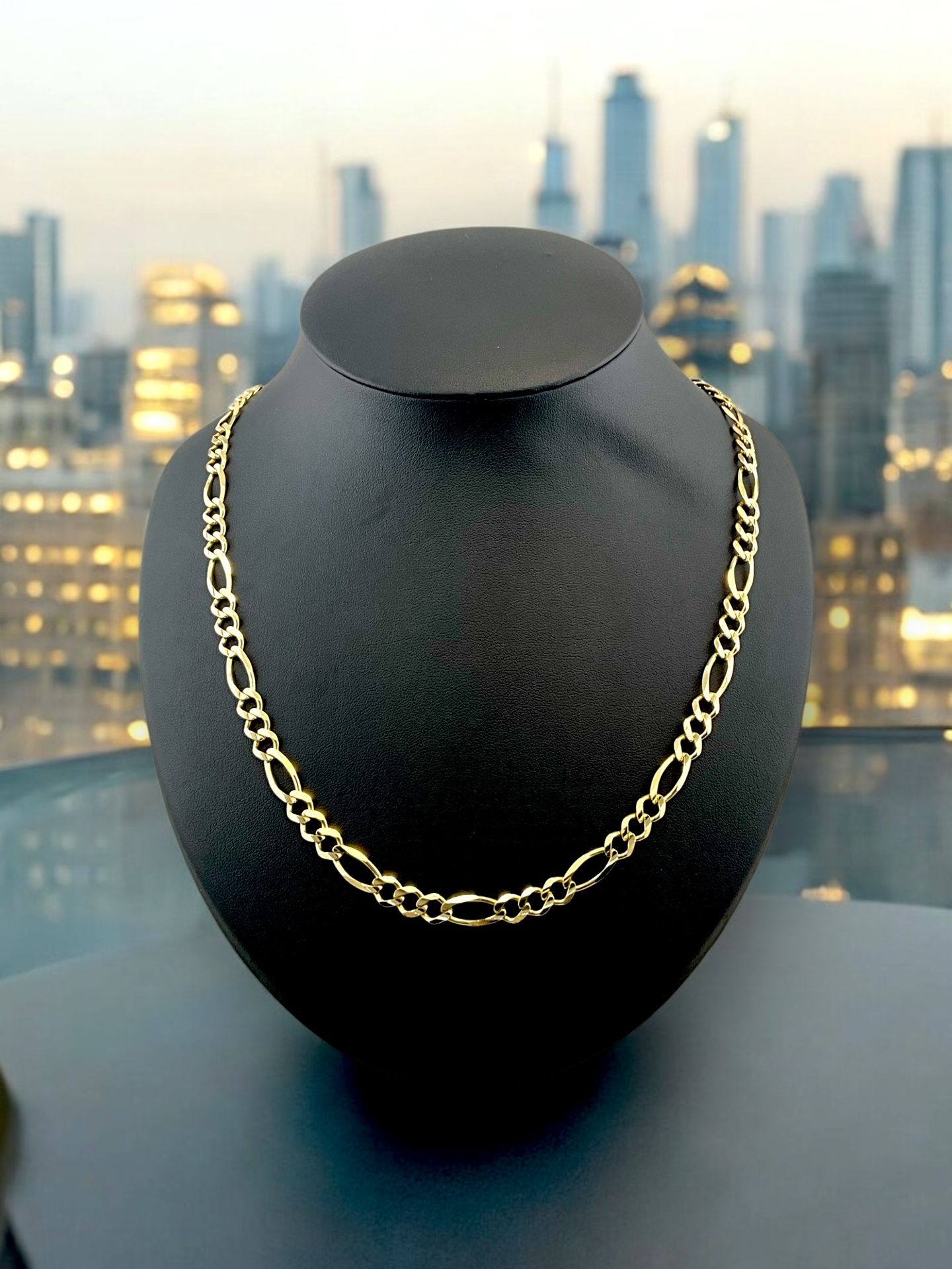 14kt 28.80g Yellow Gold Fígaro Chain.