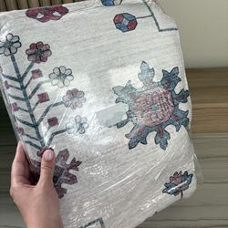 8x10 beautiful area rug. Brand new! Unopened !