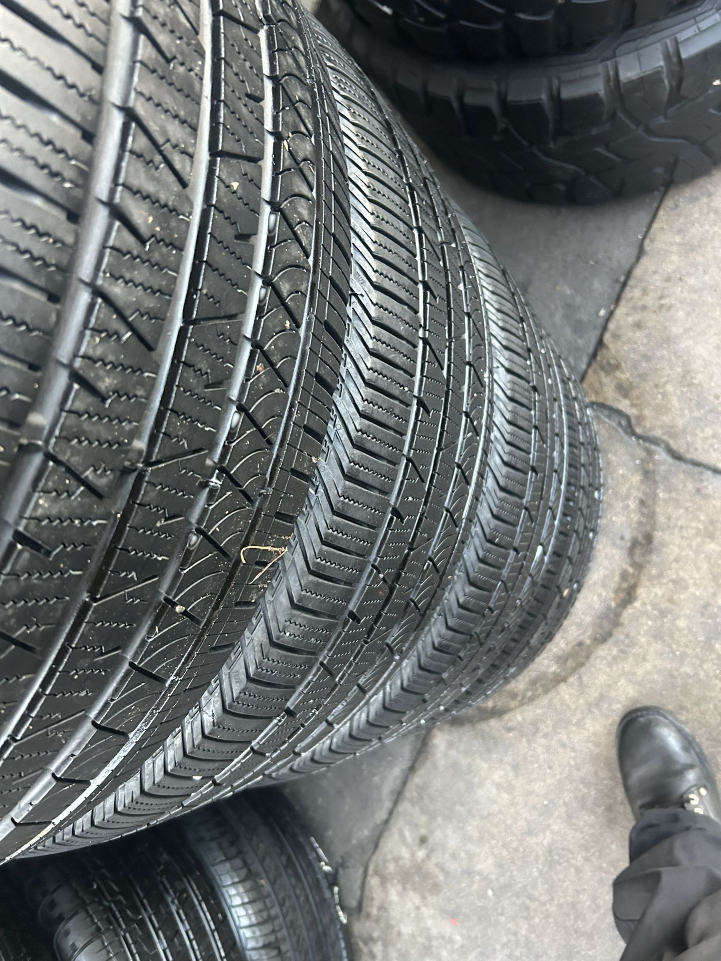 Tengo un set de llantas marca continental  Instalación y balanceó por el mismo precio  255 45 R20 instalación y balanceo por el mismo precio 