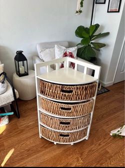 Side storage unit
