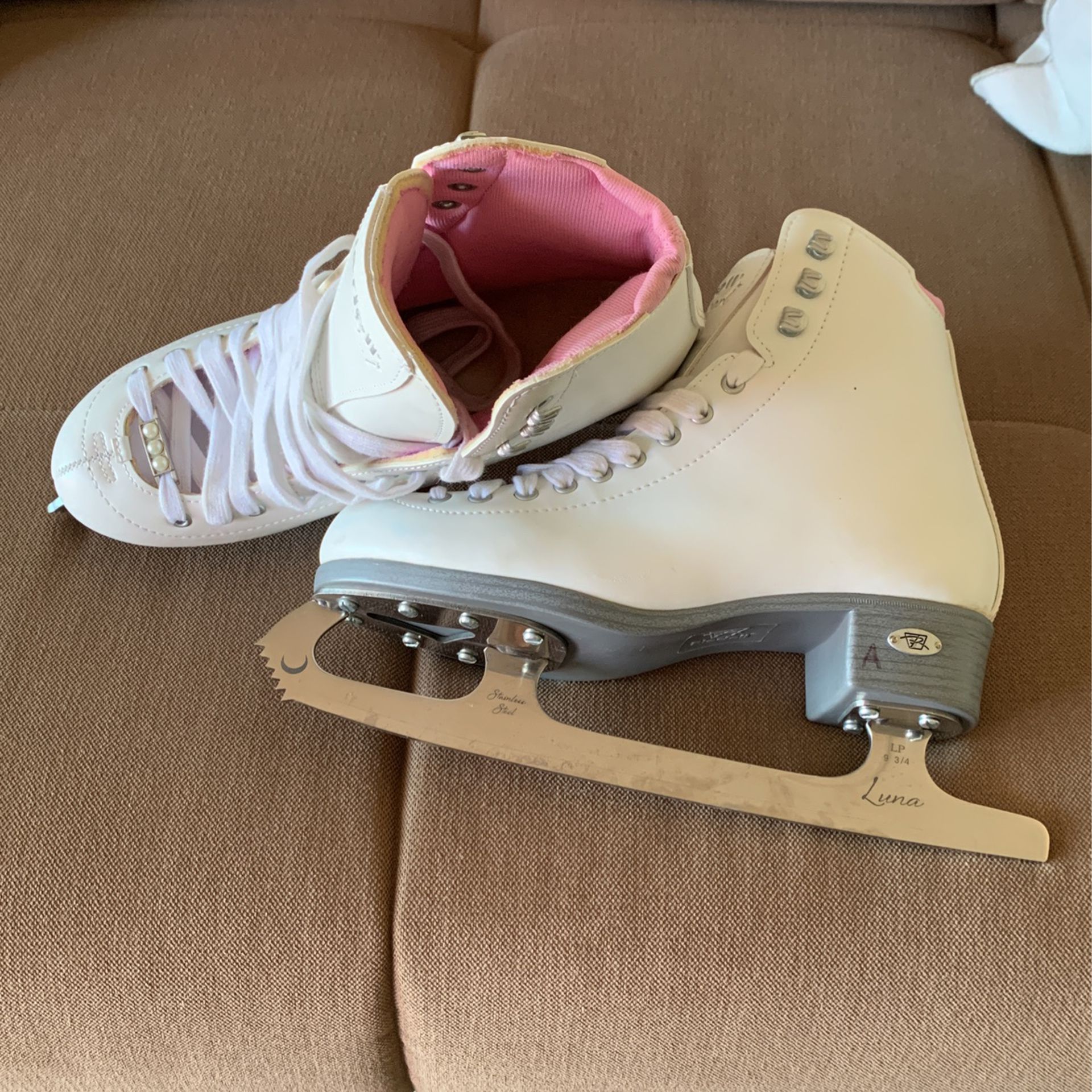 ice skating ⛸ 