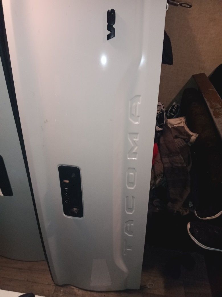 2018 Toyota Tacoma Tailgate 