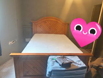 Broyhill Fontana distressed pine bedframe