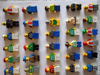44 Lego Minifigures