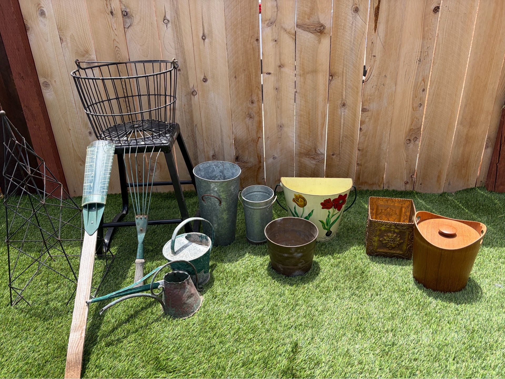 Garden decoration and pots everything for only 25 dollars